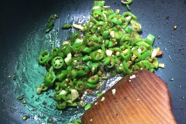 青椒炒通菜梗的做法图解3