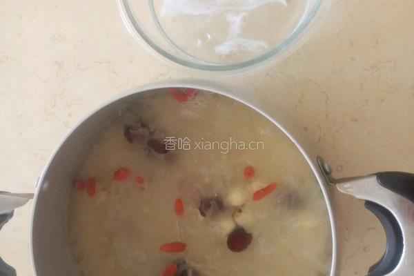 银耳燕窝莲子羹的做法图解2