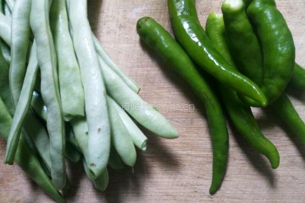 青椒炒四季豆的做法图解1