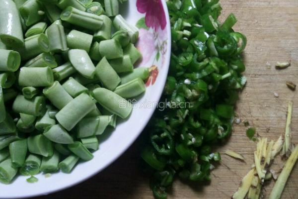 青椒炒四季豆的做法图解2
