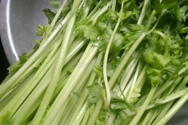 小芹菜软面汁油饼的做法图解1