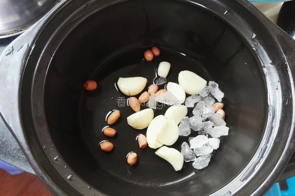大蒜花生止咳汤的做法图解3