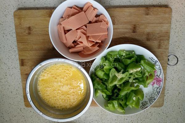 火腿肠青椒鸡蛋的做法图解2
