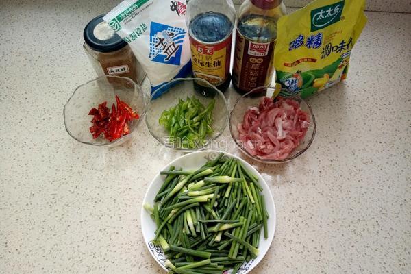 蒜台炒肉丝的做法图解1