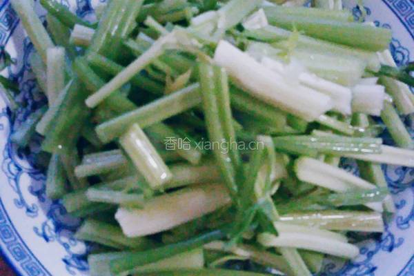 芹菜炒肉丝的做法图解2