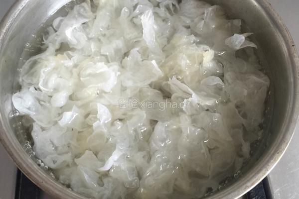 芝麻酱拌银耳的做法图解3