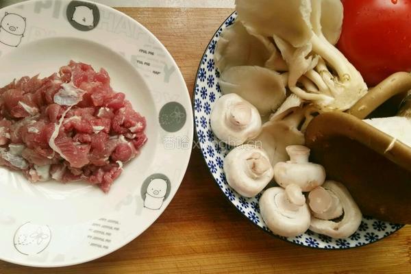西红柿 鲜菇瘦肉汤的做法图解1