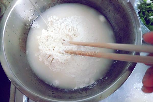 火腿肠鸡蛋饼的做法图解2