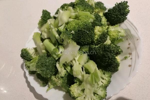 香菇蟹肉西兰花的做法图解2