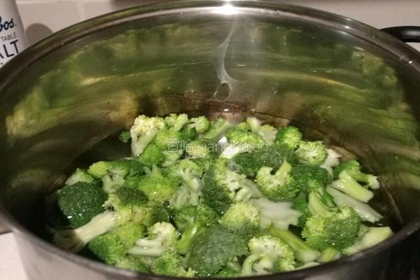 香菇蟹肉西兰花的做法图解3