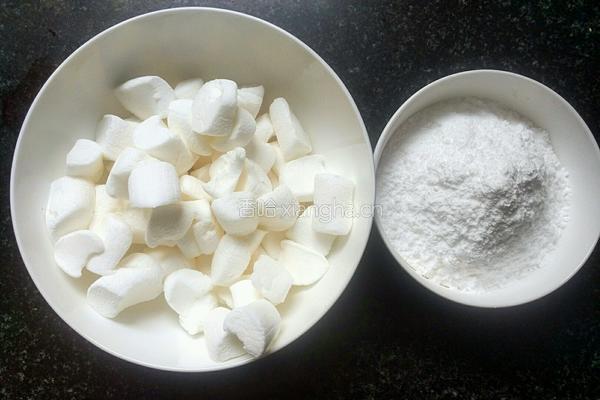翻糖装饰淡奶油双层蛋糕的做法图解1