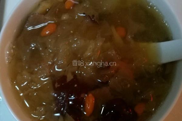 桃胶银耳枸杞红枣养生汤的做法图解5