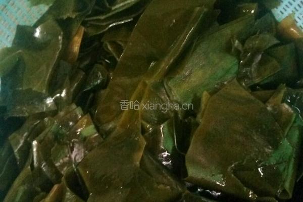 猪骨头煲玉米红萝卜海带的做法图解1