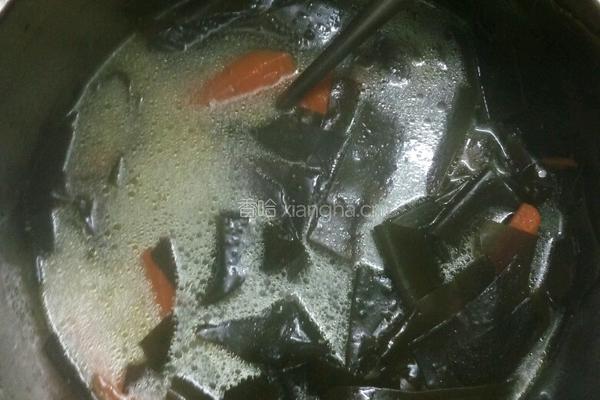 猪骨头煲玉米红萝卜海带的做法图解4