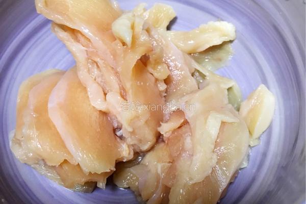 泡辣椒炒鸡胸的做法图解1