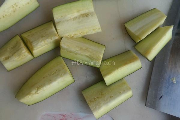 黄豆酱焖茄子的做法图解1