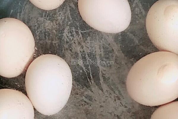 糖醋虎皮蛋的做法图解1
