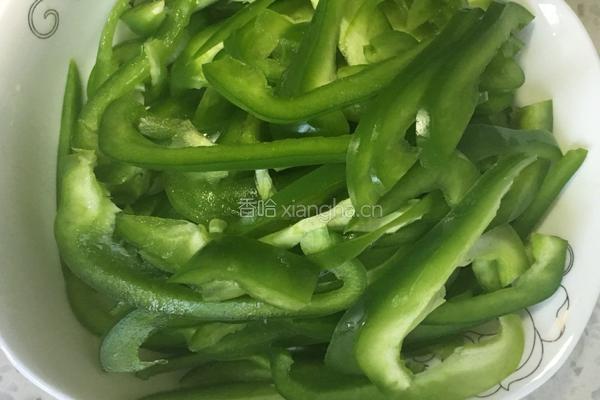 青椒肉丝的做法图解1