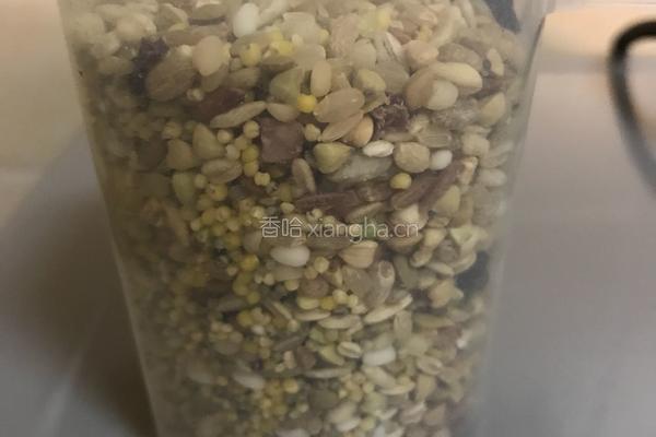 杂粮香松拌饭的做法图解1