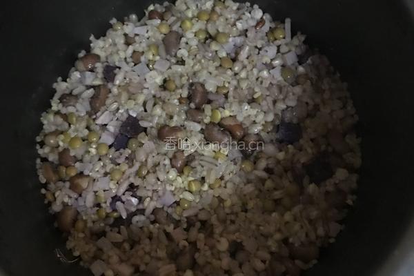 杂粮香松拌饭的做法图解2