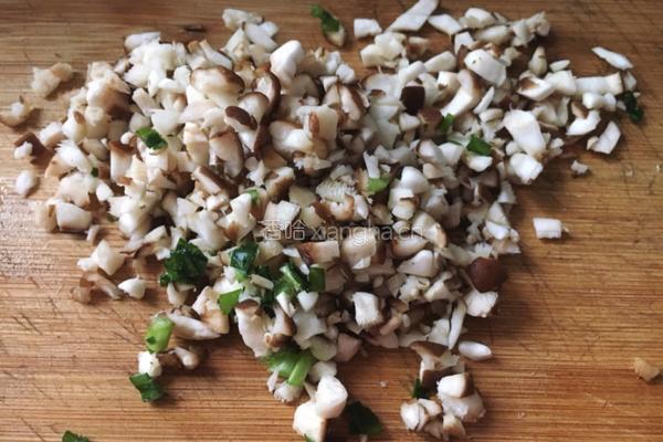 韭菜鸡蛋香菇豆干素饺的做法图解6