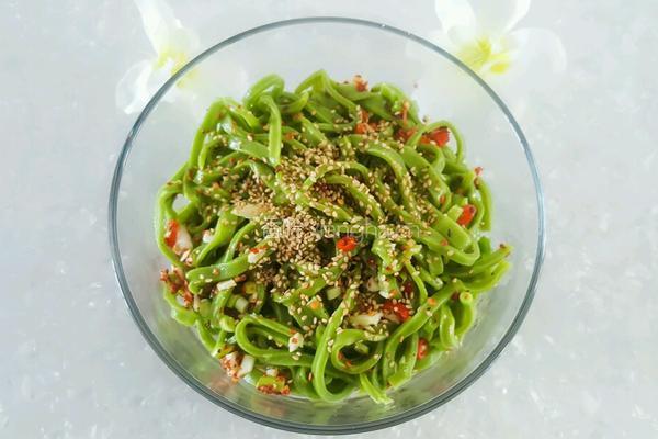 炝拌菠菜汁面的做法图解2
