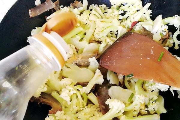 干锅腊肉花菜的做法图解5