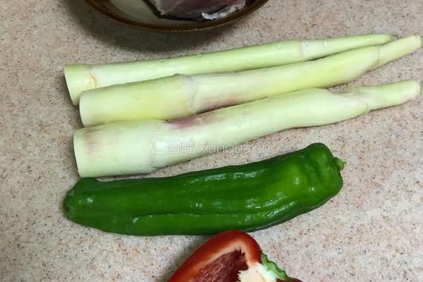 茭白炒肉的做法图解1