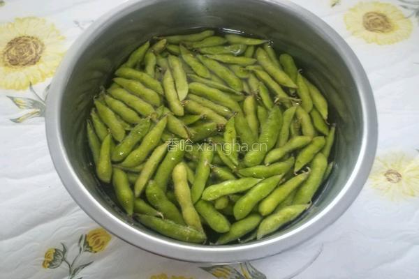 盐水煮毛豆的做法图解2