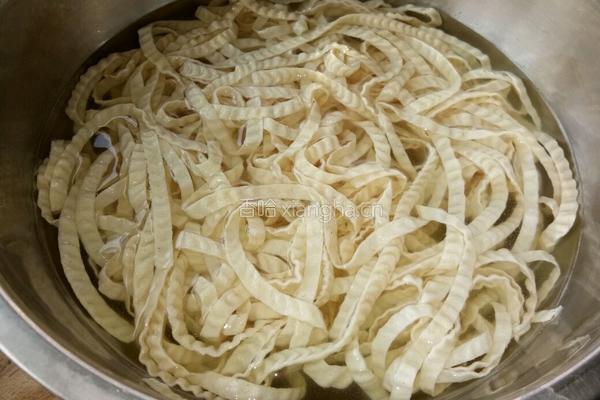 凉拌豆皮的做法图解1