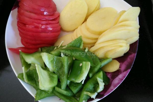 菜椒土豆片的做法图解1