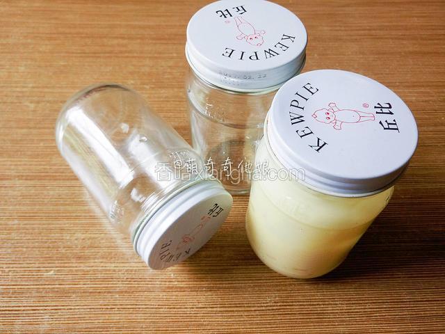 装沙拉酱的玻璃瓶最好事先清洗干净并用沸水烫一下消毒，沥干水分了用。
就买的丘比特沙拉酱的瓶子最好用，把标签处理掉，用来装自制沙拉酱呀，果酱呀，制作酸奶呀，都非常好用哦！还可以在小便签贴上写个生产日期贴上，以免忘记。