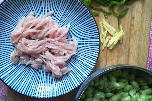 毛豆炒肉丝的做法图解2
