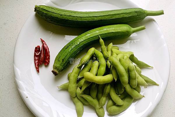 丝瓜炒毛豆的做法图解1