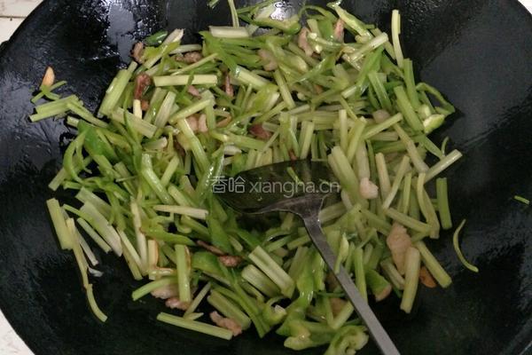 芹菜青椒炒肉丝的做法图解2