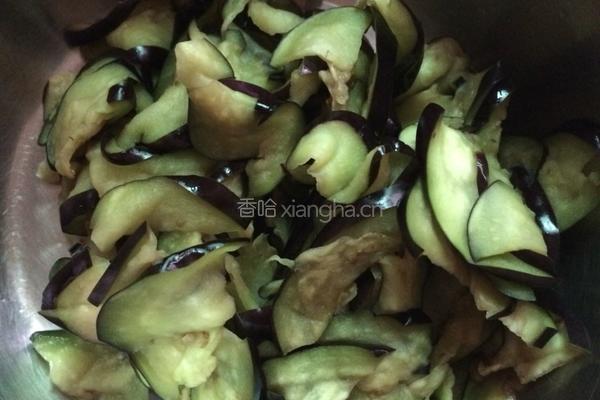 茄子炒肉的做法图解2
