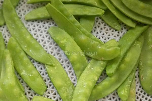 荷兰豆炒腊肠的做法图解1