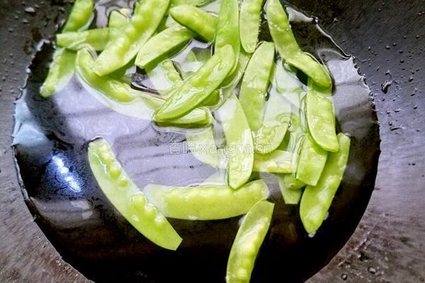 荷兰豆炒腊肠的做法图解3