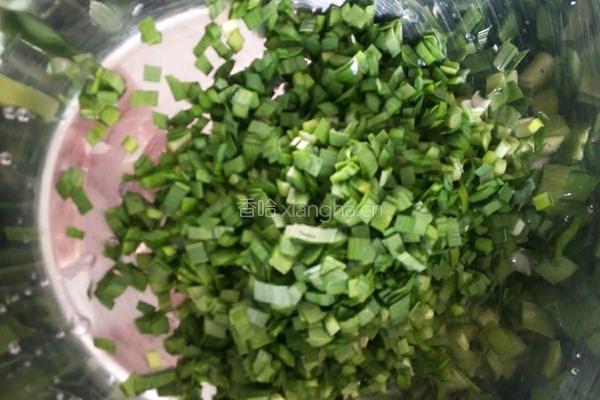 韭菜鸡蛋饼的做法图解1