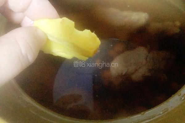 黑豆花生莲藕猪骨汤的做法图解4
