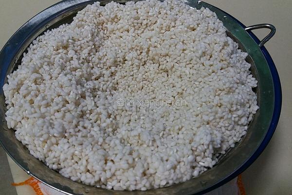 豆沙芝麻粽子的做法图解2