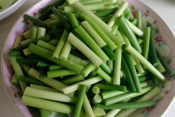 蒜苔炒腊肉的做法图解2
