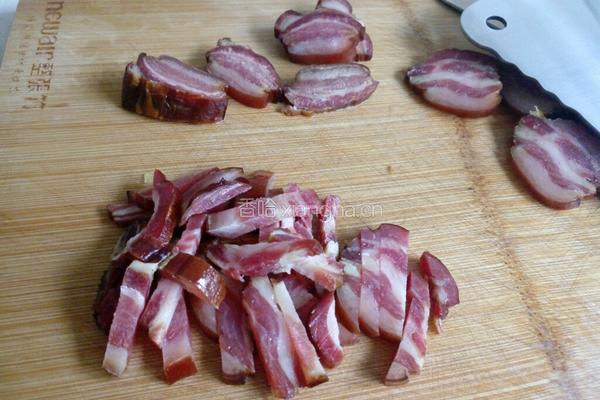 蒜苔炒腊肉的做法图解3