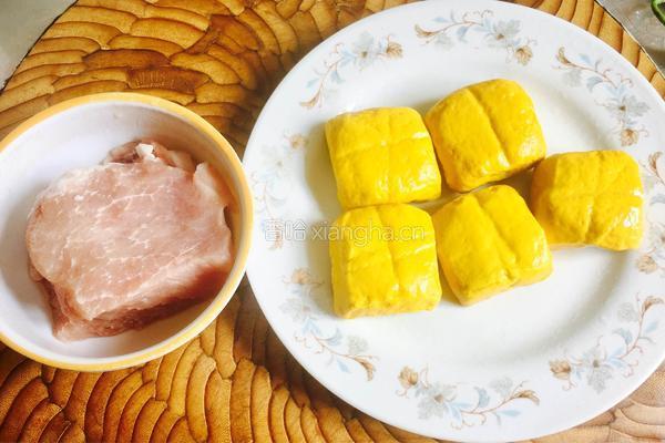 芹菜肉丝炒黄豆腐的做法图解1