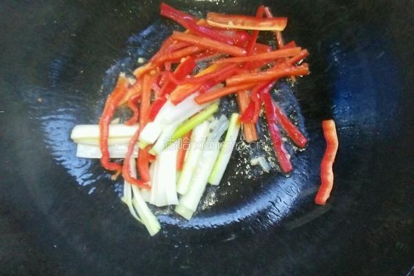 鸡蛋苦瓜条的做法图解5