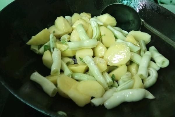 老屋私房菜 土豆炖芸豆的做法图解4