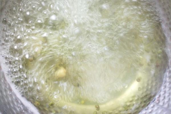 美颜绿豆珍珠粒汤的做法图解2