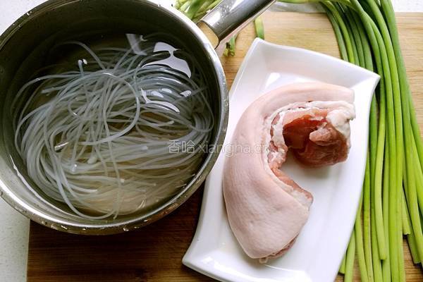 红烧肉焖蒜薹的做法图解1