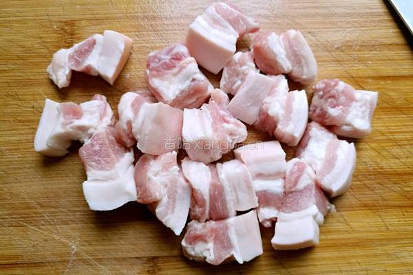 红烧肉焖蒜薹的做法图解3