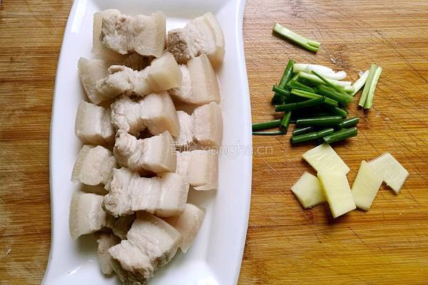红烧肉焖蒜薹的做法图解5